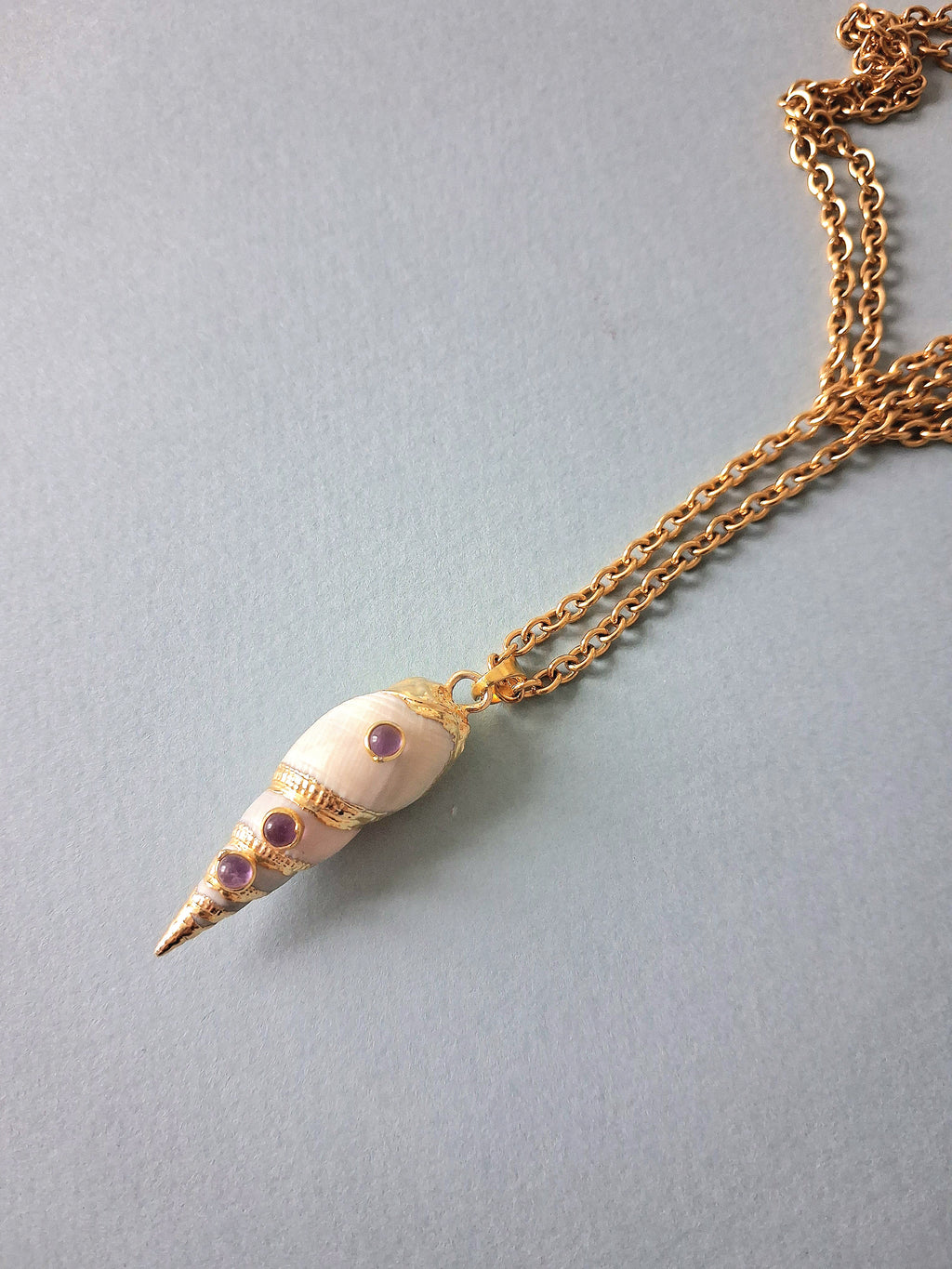 collier coquillage serti améthyste