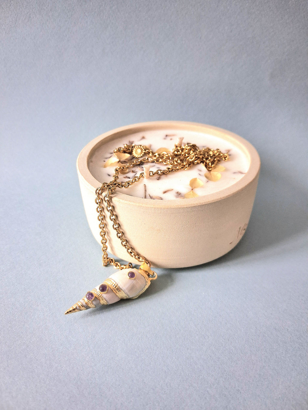 collier coquillage serti améthyste