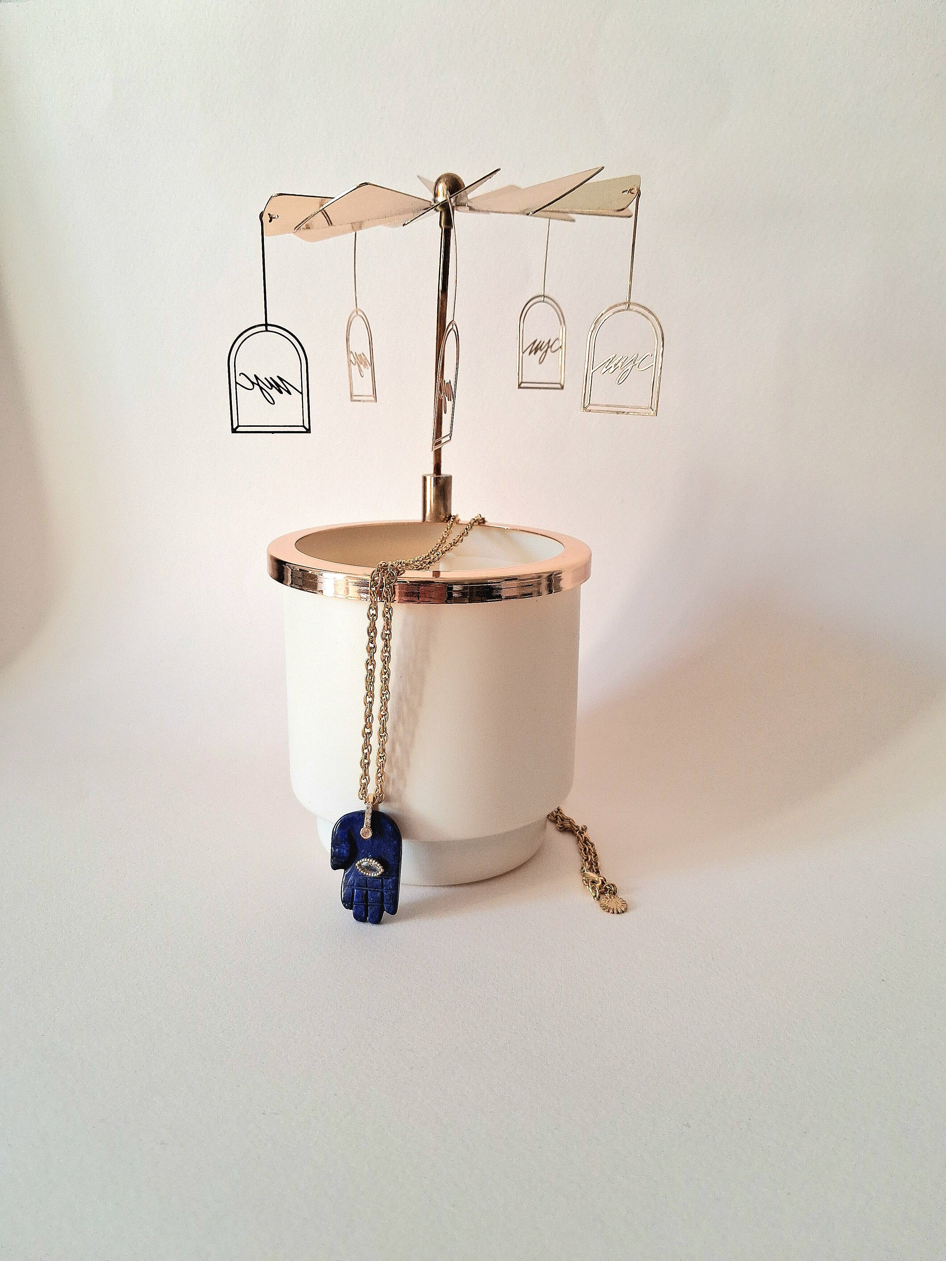 collier pendentif main