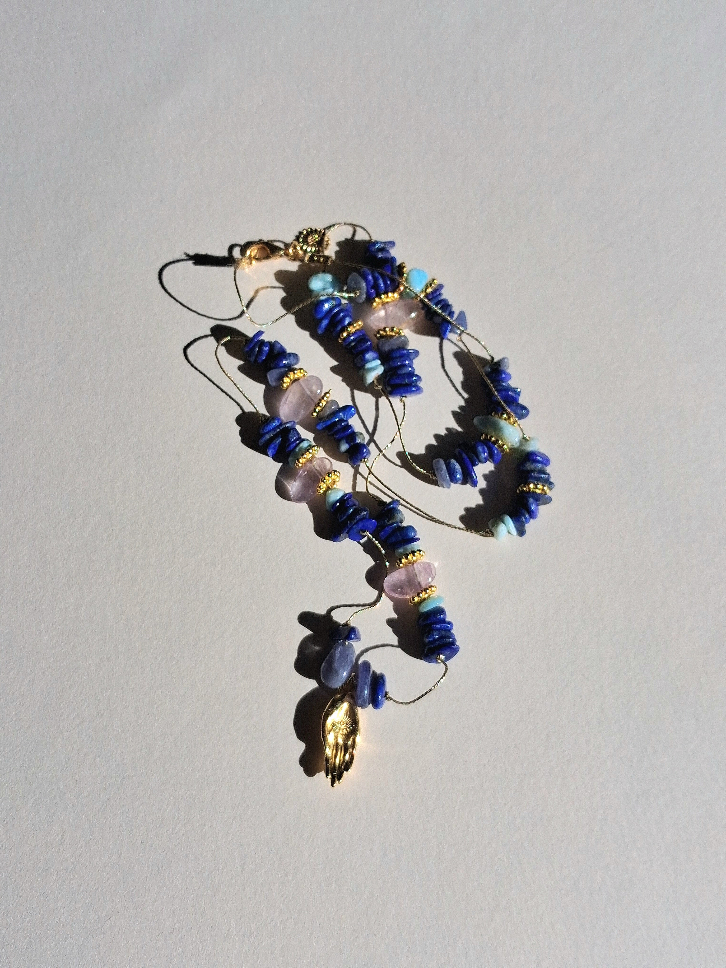 Collier signature lapis lazuli main (long)