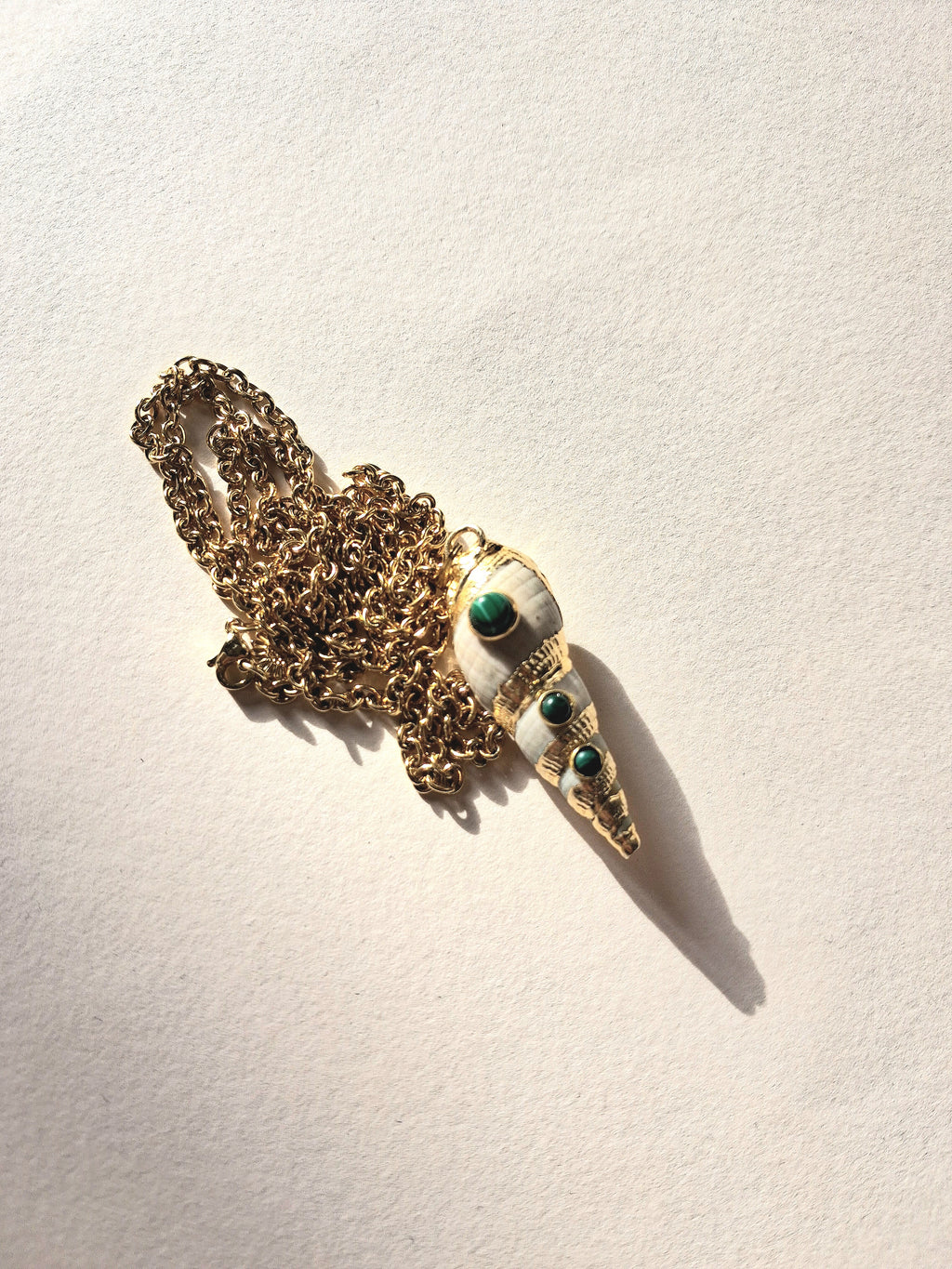 collier coquillage serti malachite