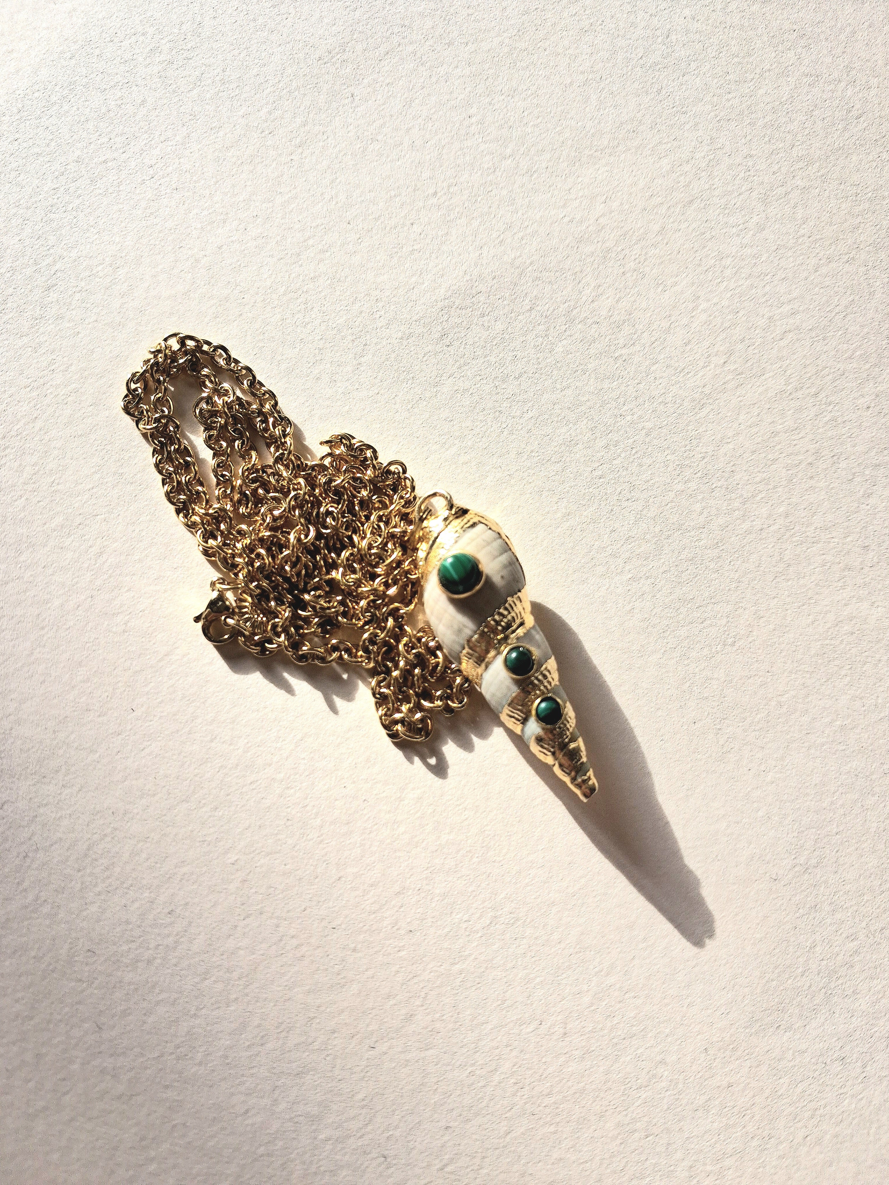 collier coquillage serti malachite