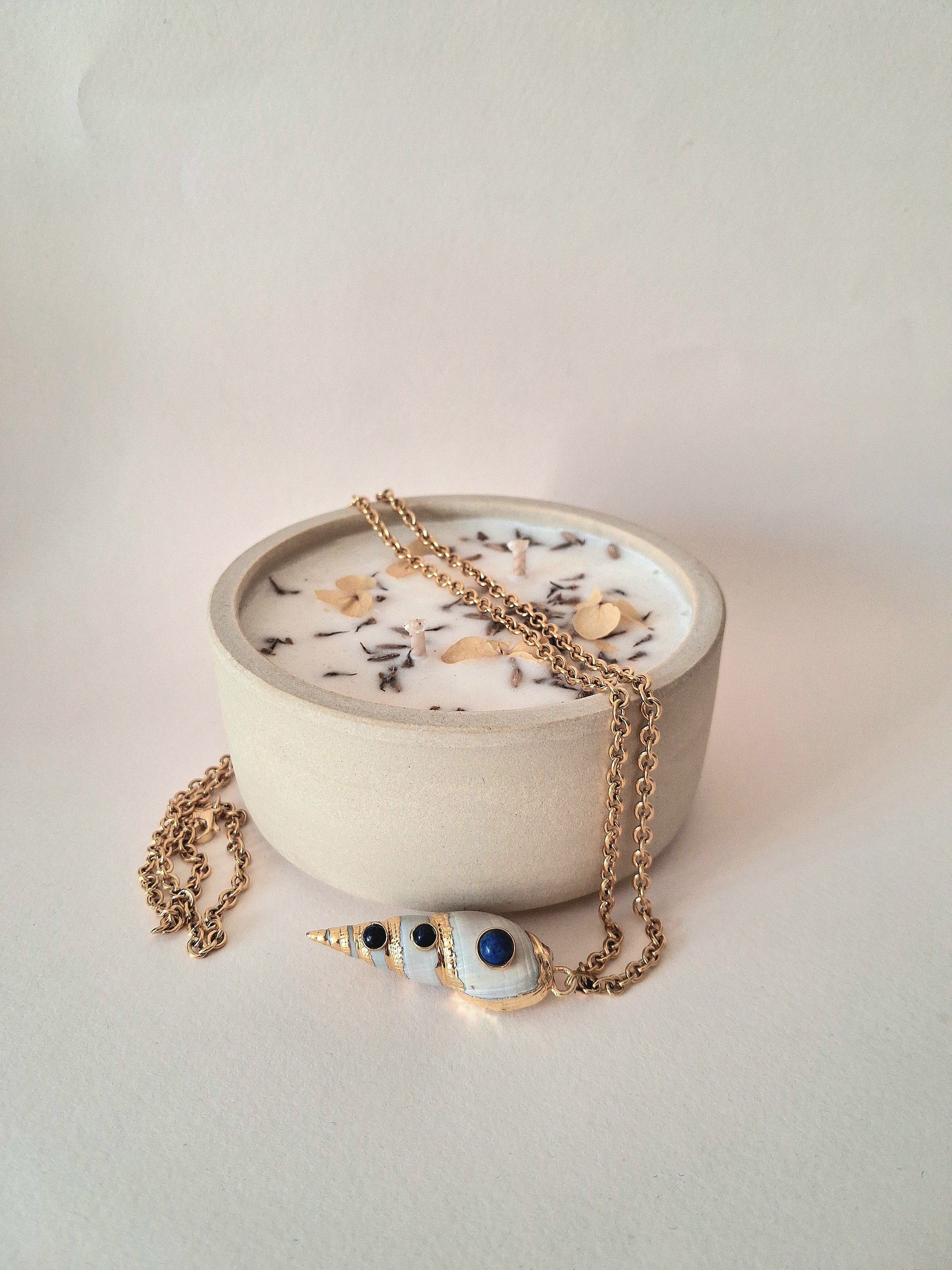 collier coquillage serti lapis lazuli