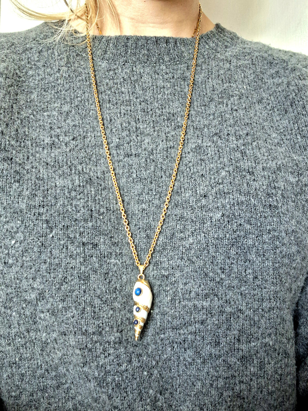 collier coquillage serti lapis lazuli