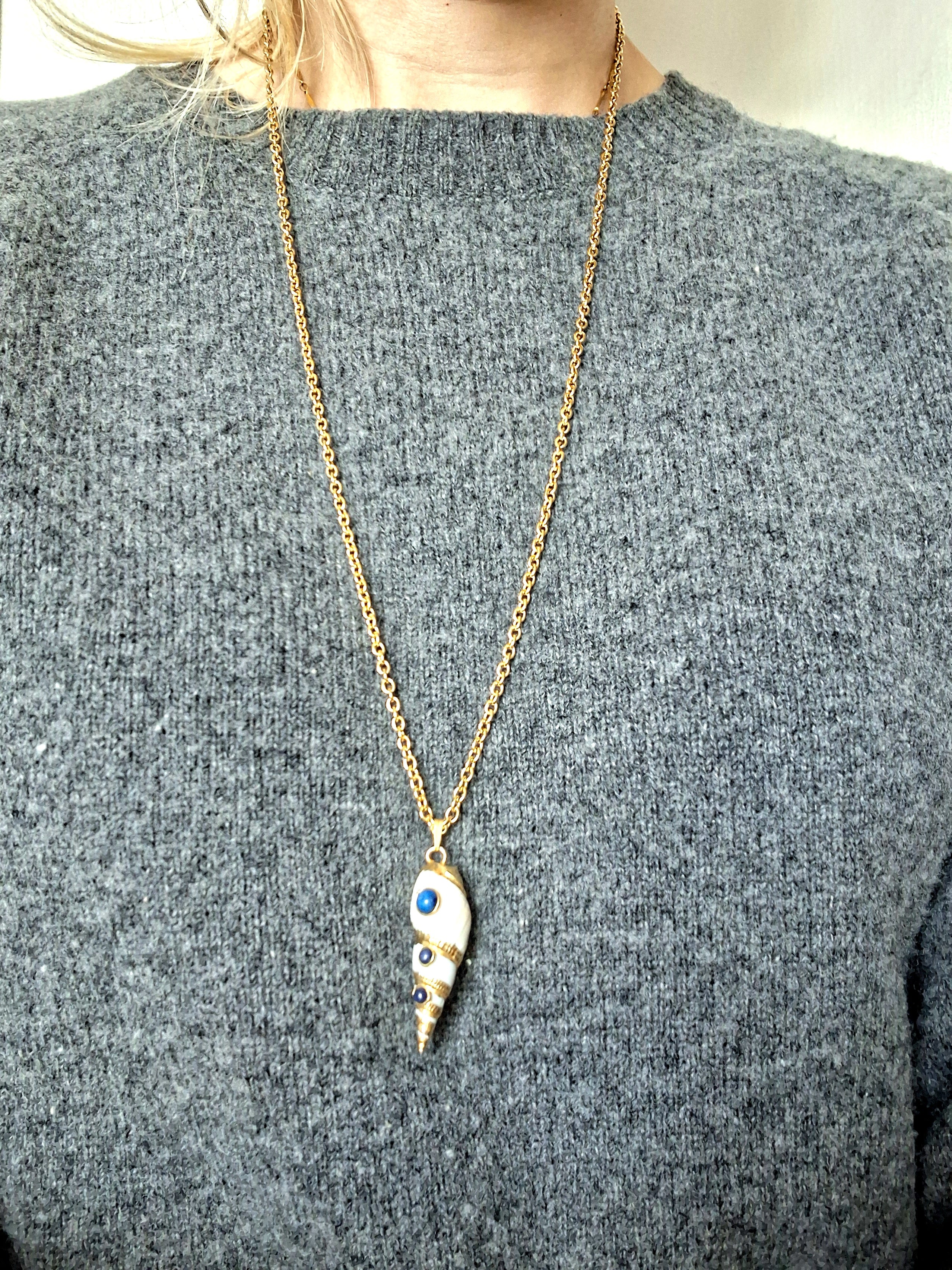 collier coquillage serti lapis lazuli