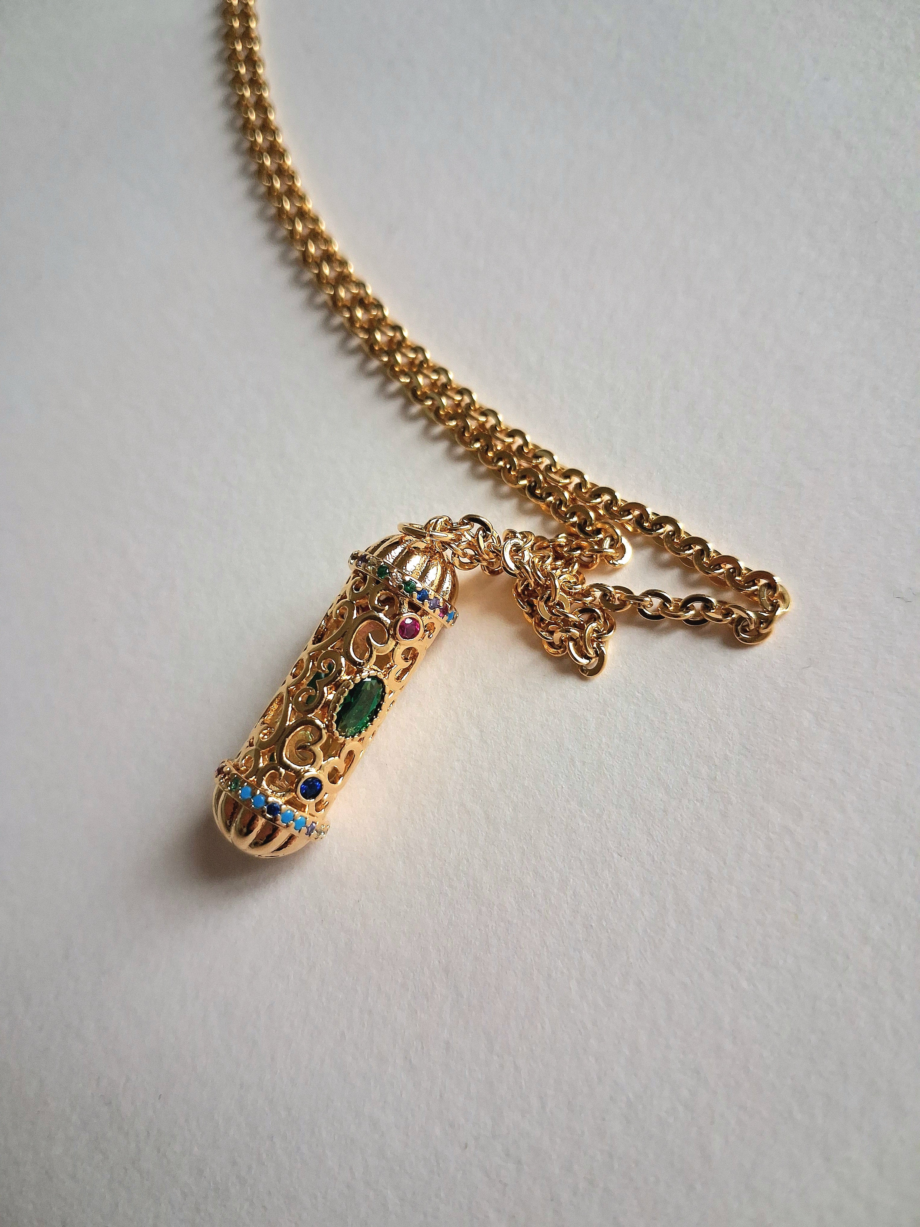 Collier maille fine et pendentif talisman