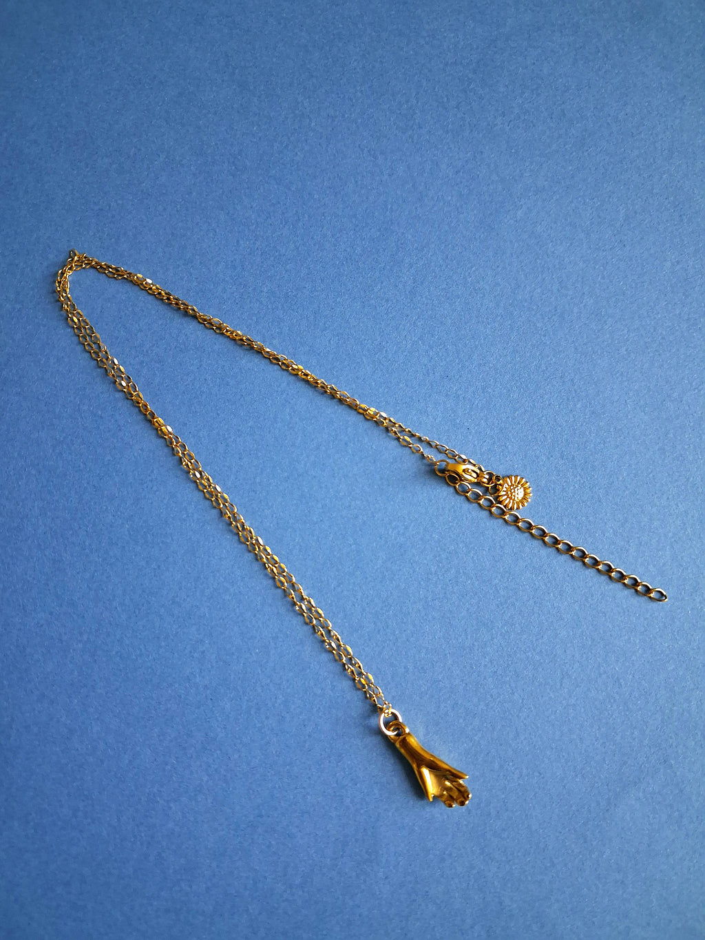 Collier maille rombo avec pendentif main