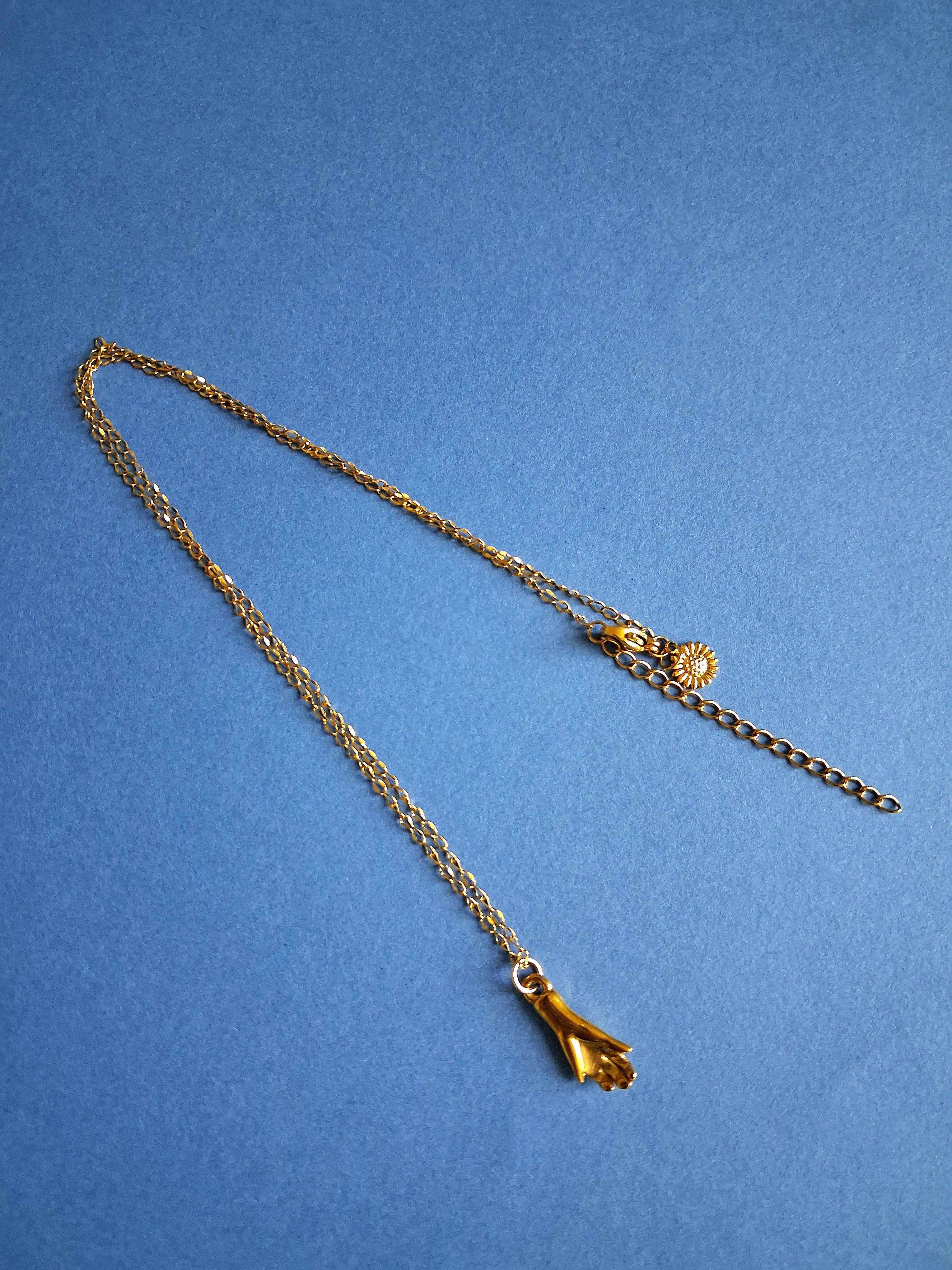 Collier maille rombo avec pendentif main