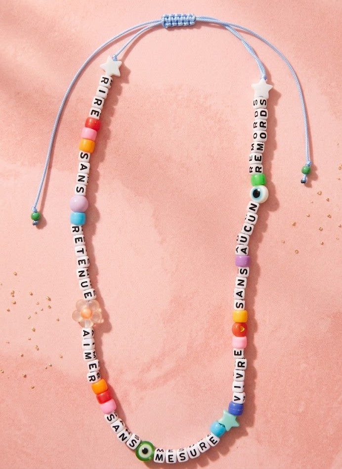 Collier message "rire sans retenue"