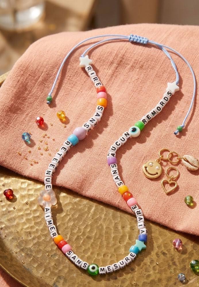 Collier message "rire sans retenue"