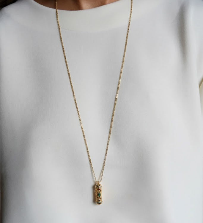 Collier maille fine et pendentif talisman