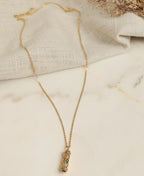 Collier maille fine et pendentif talisman