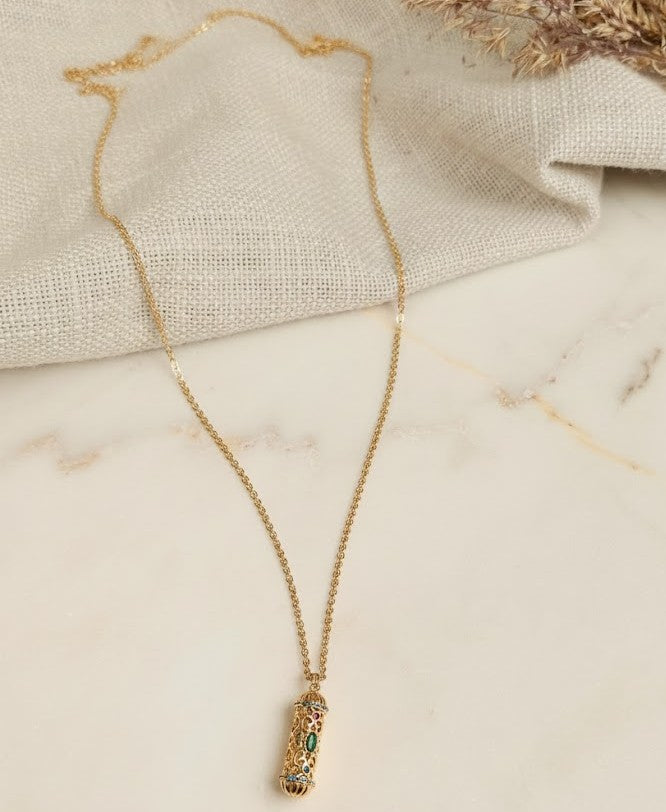 Collier maille fine et pendentif talisman