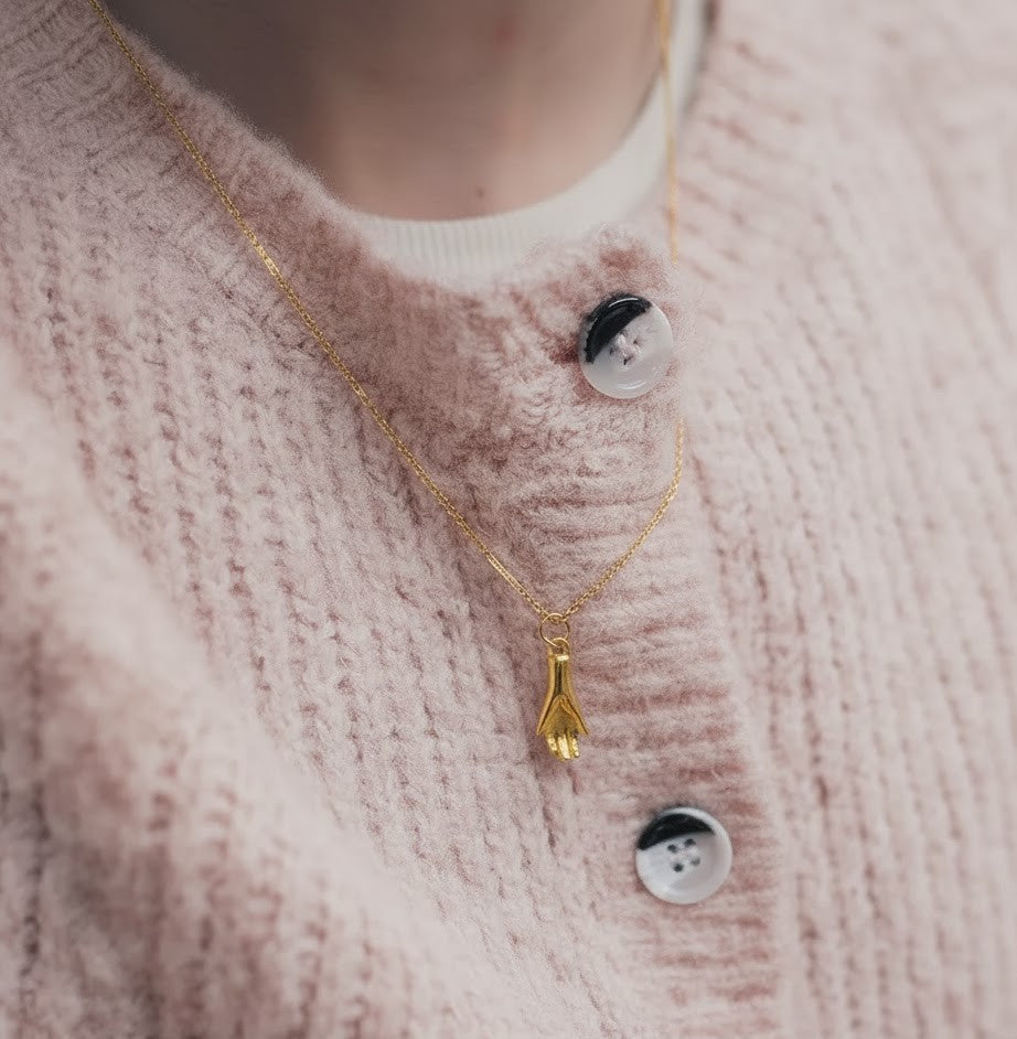 Collier maille rombo avec pendentif main